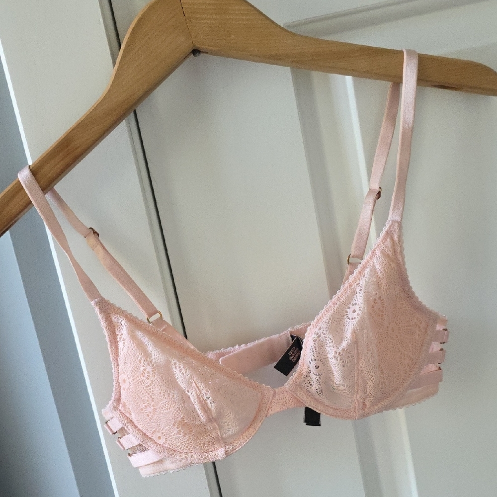 Victorias Secret Elegant Lace Pink Bra!